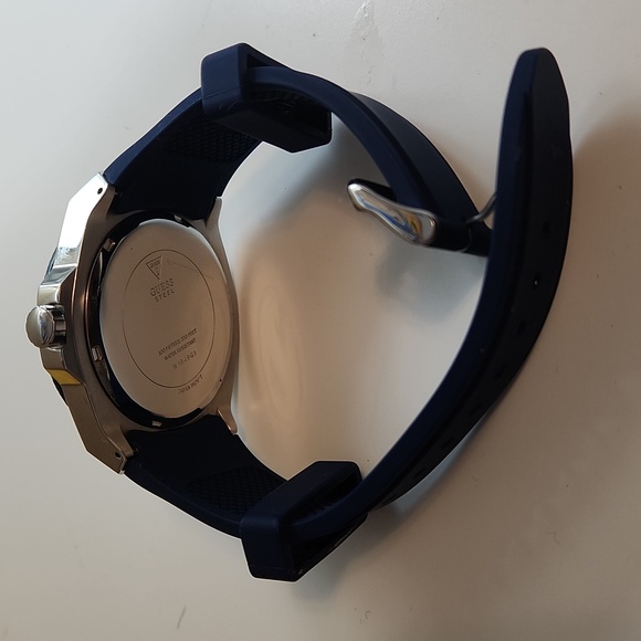 Guess~ Mens Legacy Watch - Picture 6 of 6